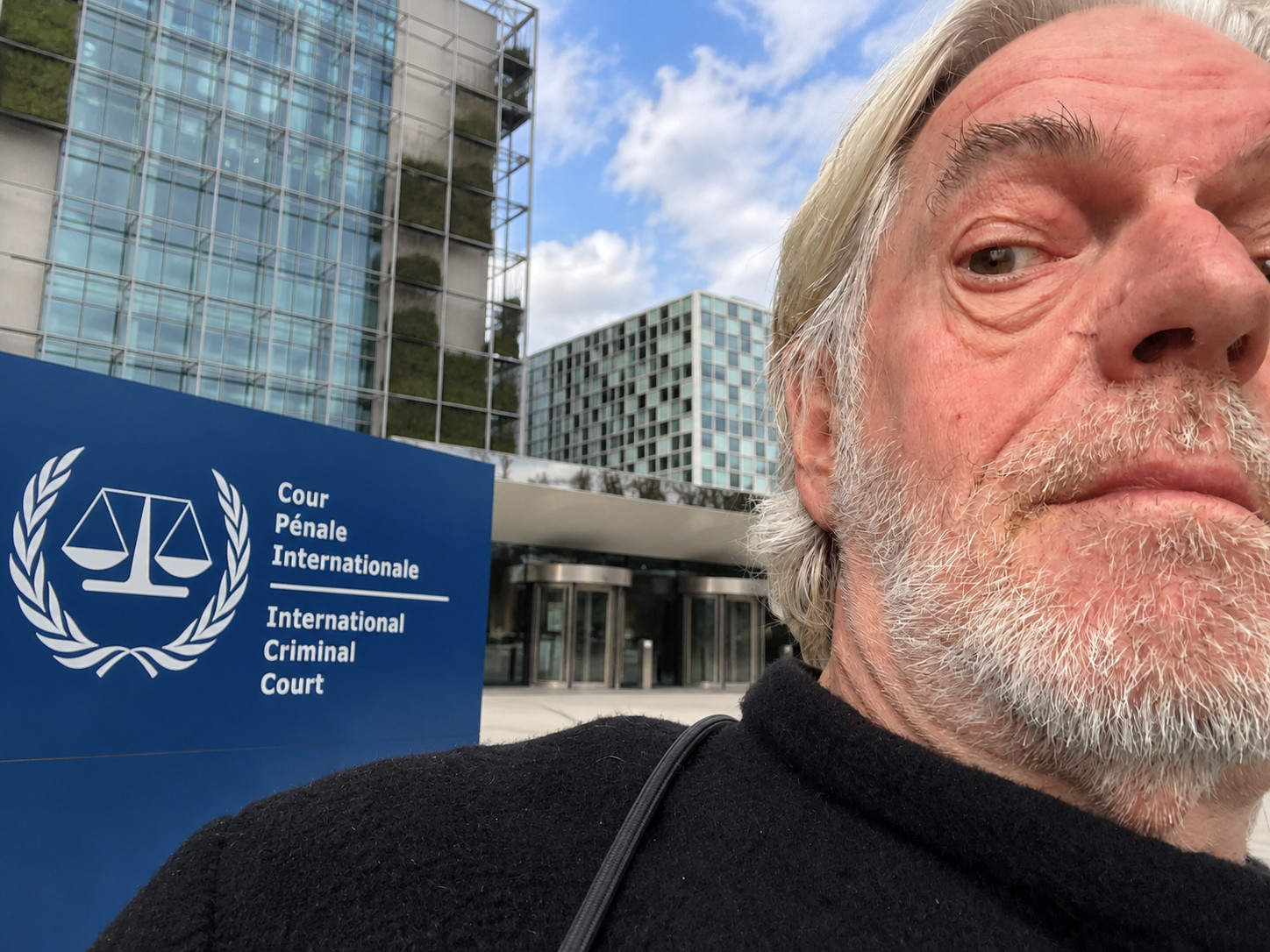 Selfie bij het Internationaal Strafhof 1